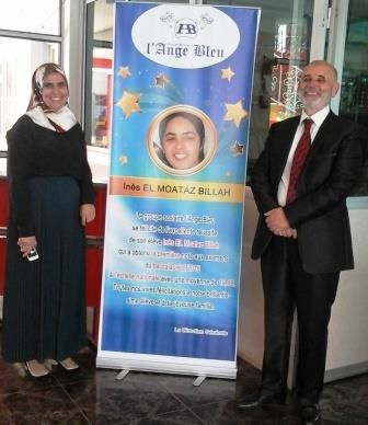 Kakémono de l'école en l'honneur d'Inès El Moataz Billah, première au baccalauréat national, entouré de deux membres de l'établissement.