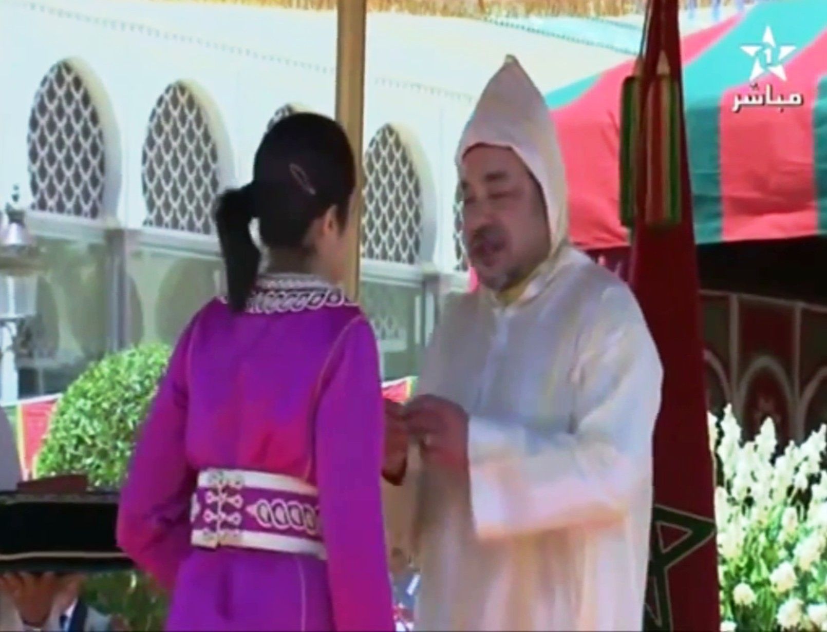 Inès Moataz Billah, en caftan violet, décorée du Wissam du mérite national par Sa Majesté le Roi Mohammed VI lors de la fête du Trône.