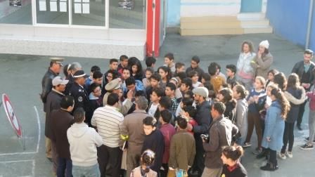 Élèves et adultes rassemblés dans la cour de l’école.