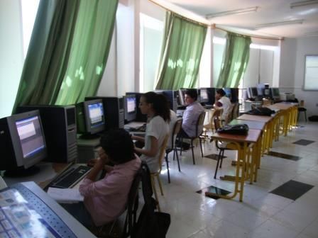Des élèves travaillent sur les ordinateurs de la salle informatique.